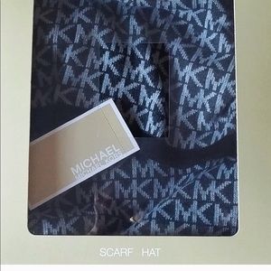 SOLD OUT Michael Kors MK Scarf & Hat Set Gray w